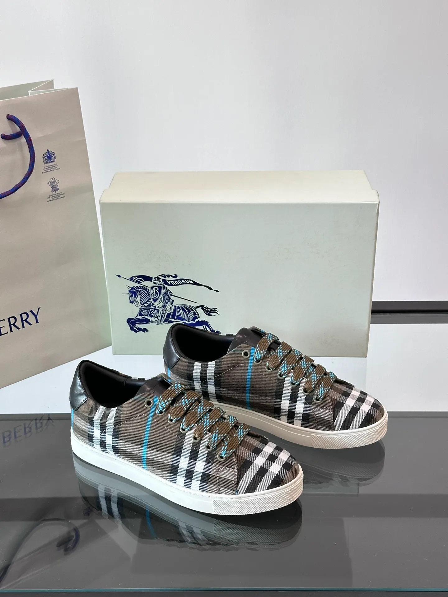 P380▫️B’s men’s classic low-top sneakers are reinterpreted in Vintage plaid cotton and cowhide materials, and decorated with a new brand logo. First-layer sheepskin lining, heel decorated with Burberry letter embossed logo, original outsole Size: 38-44 (45 customized) No. 068
